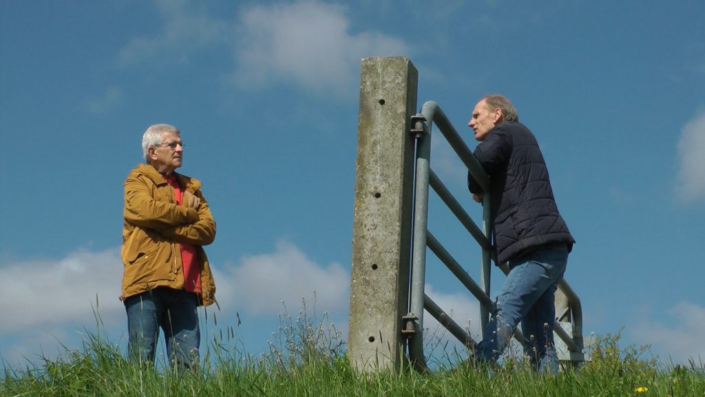 Illustratie met daarop Wethouder Klomberg die in gesprek is met een inwoner van gemeente Rheden over de energietransitie