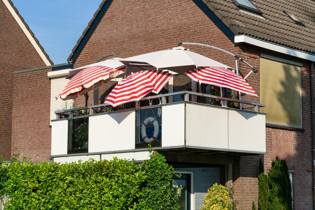 Foto van een balkon met parasols. Foto is gemaakt door sjon.nl