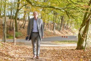 afbeelding van wethouder dorus klomberg gemeente Rheden wandelend op de posbank