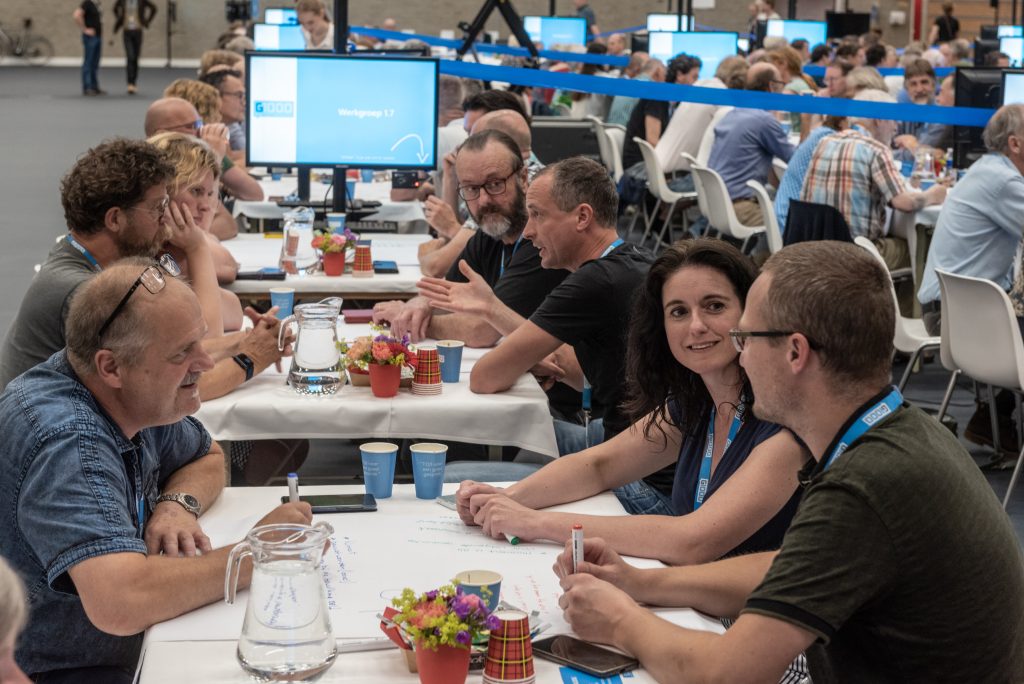 afbeelding van mensen in een zaal bij het burgerberaad in rheden