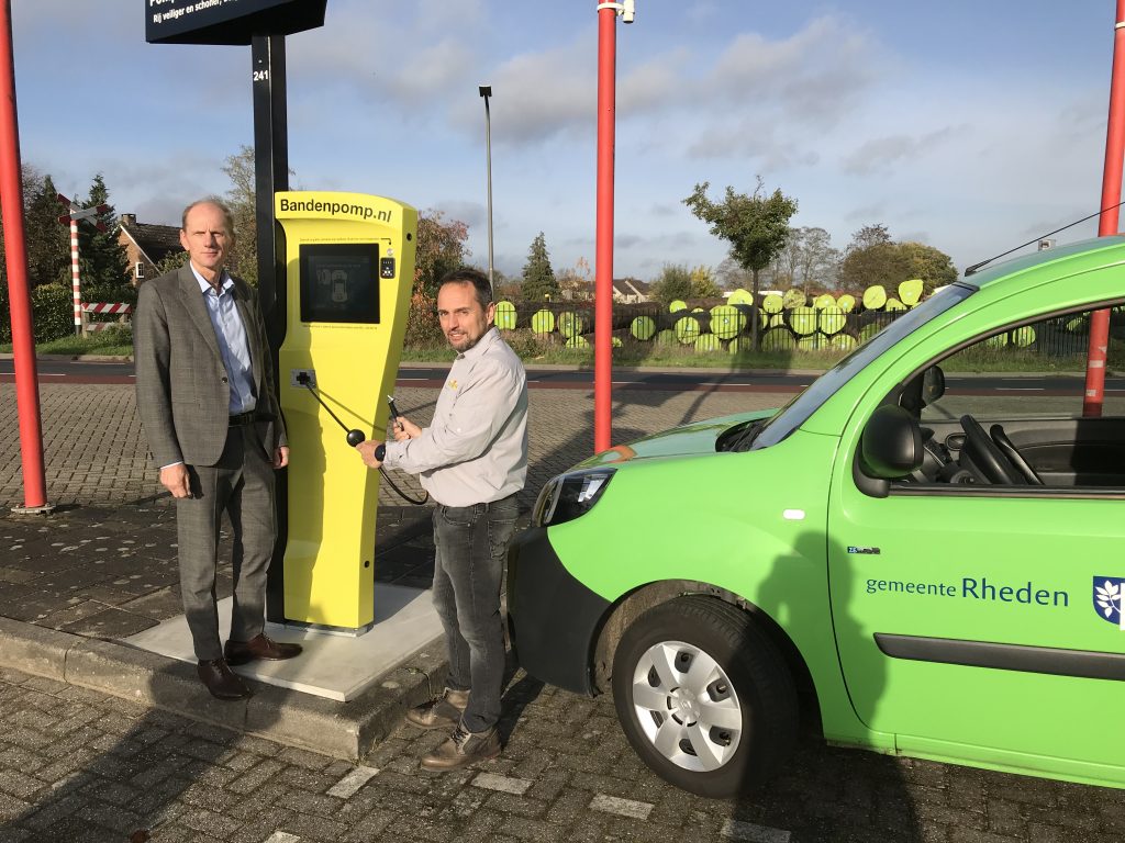 Afbeelding van wethouder Dorus Klomberg bij de slimme bandenpomp in Dieren