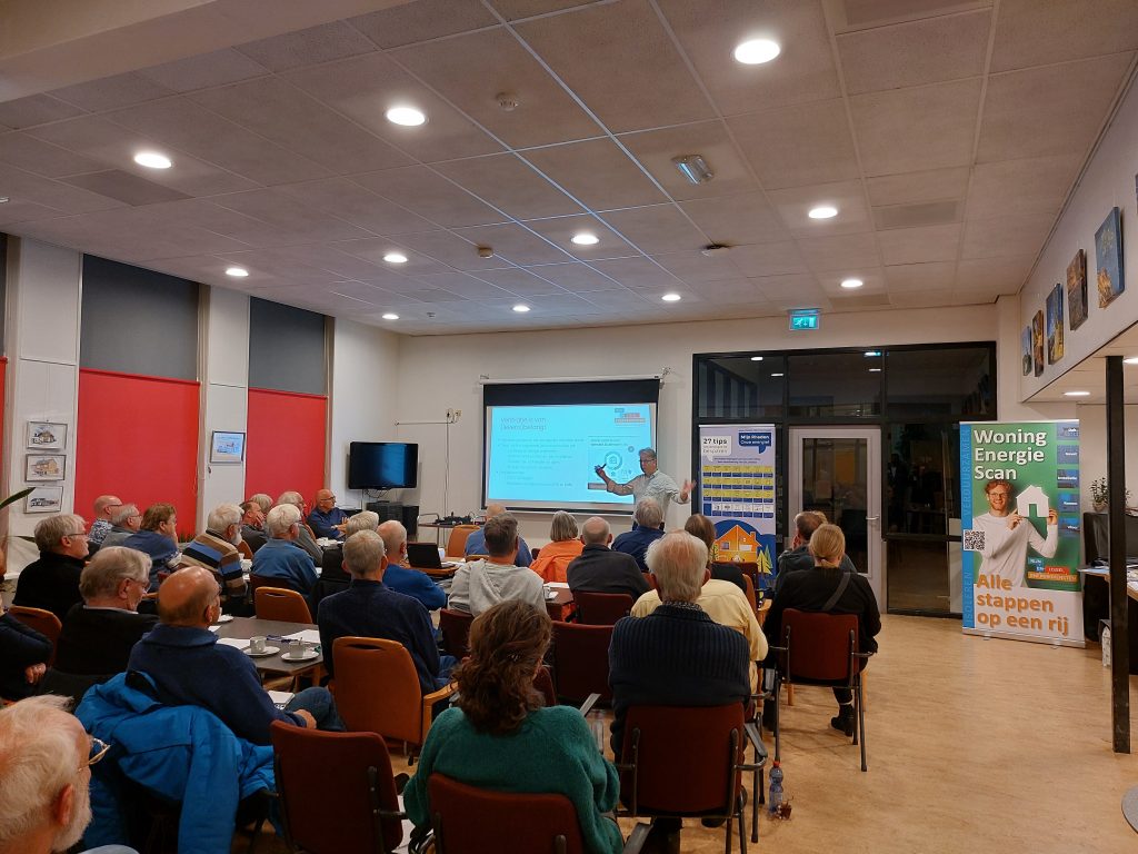 Afbeelding met een zaal vol inwoners van de gemeente Rheden voor een bijeenkomst over verduurzamen van je woning