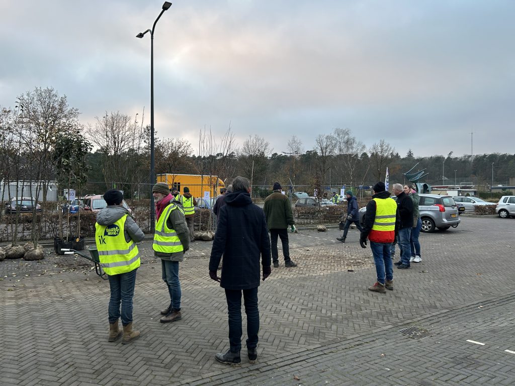 Afbeelding van de verzamelplaats waar inwoners hun gratis boom kwamen ophalen