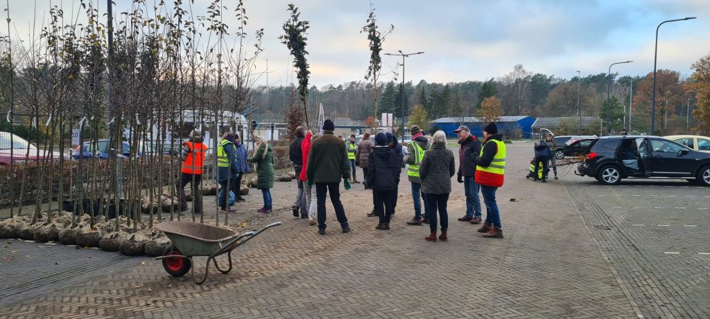 Afbeelding van wachtende inwoners uit de gemeente Rheden, die de gratis boom kwamen ophalen