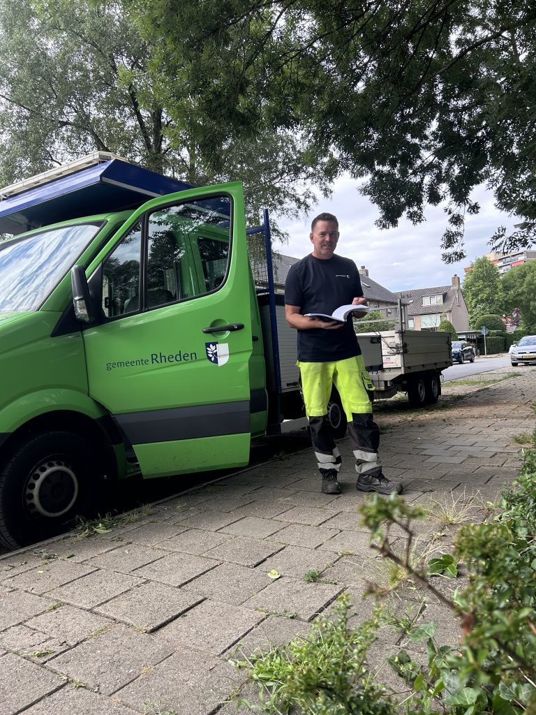 Medewerker Buurtbeheer Gijs Vervuurt is onderweg met de ‘groenadoptiemap’.