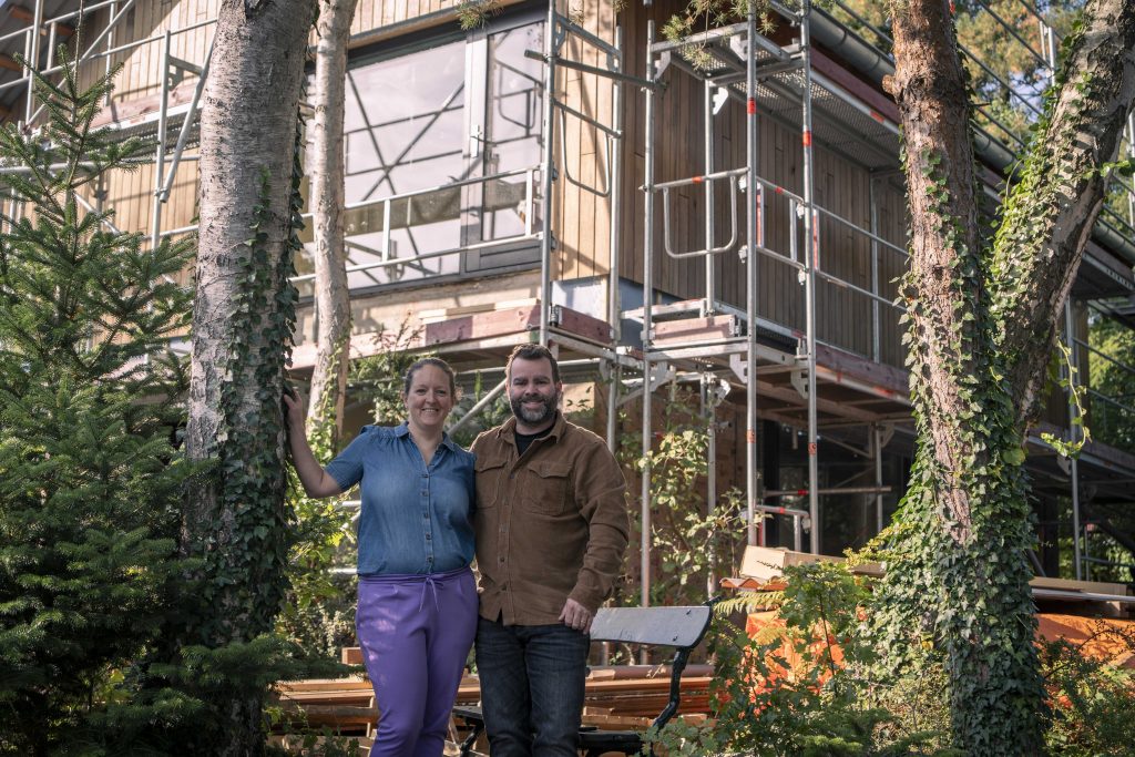 Esther en Joris voor hun jaren 70-huis in Dieren-West, dat in de steigers staat voor de verbouwing